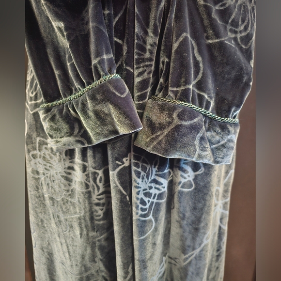 Jasmine Rose Velvet Zip-up Robe - Picture 2 of 9